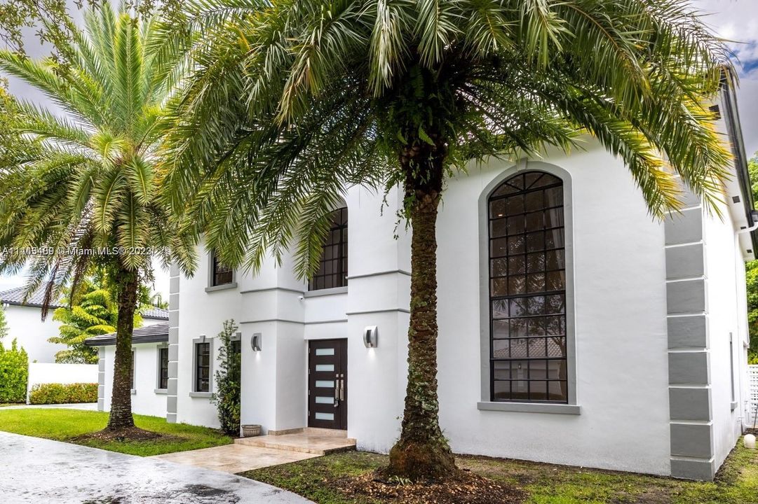 Recently Sold: $2,000,000 (4 beds, 3 baths, 2913 Square Feet)