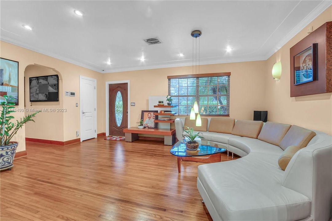 Recently Sold: $1,100,000 (3 beds, 2 baths, 1538 Square Feet)