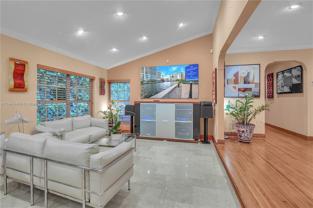 Recently Sold: $1,100,000 (3 beds, 2 baths, 1538 Square Feet)