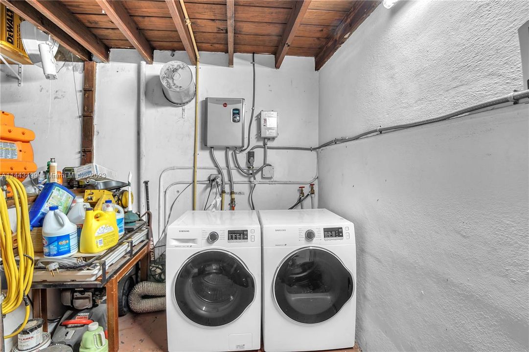 Recently Sold: $1,100,000 (3 beds, 2 baths, 1538 Square Feet)