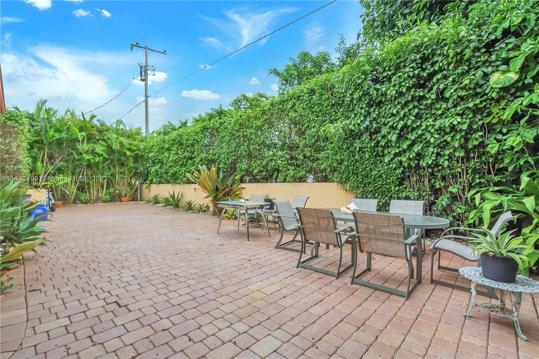 Recently Sold: $1,100,000 (3 beds, 2 baths, 1538 Square Feet)