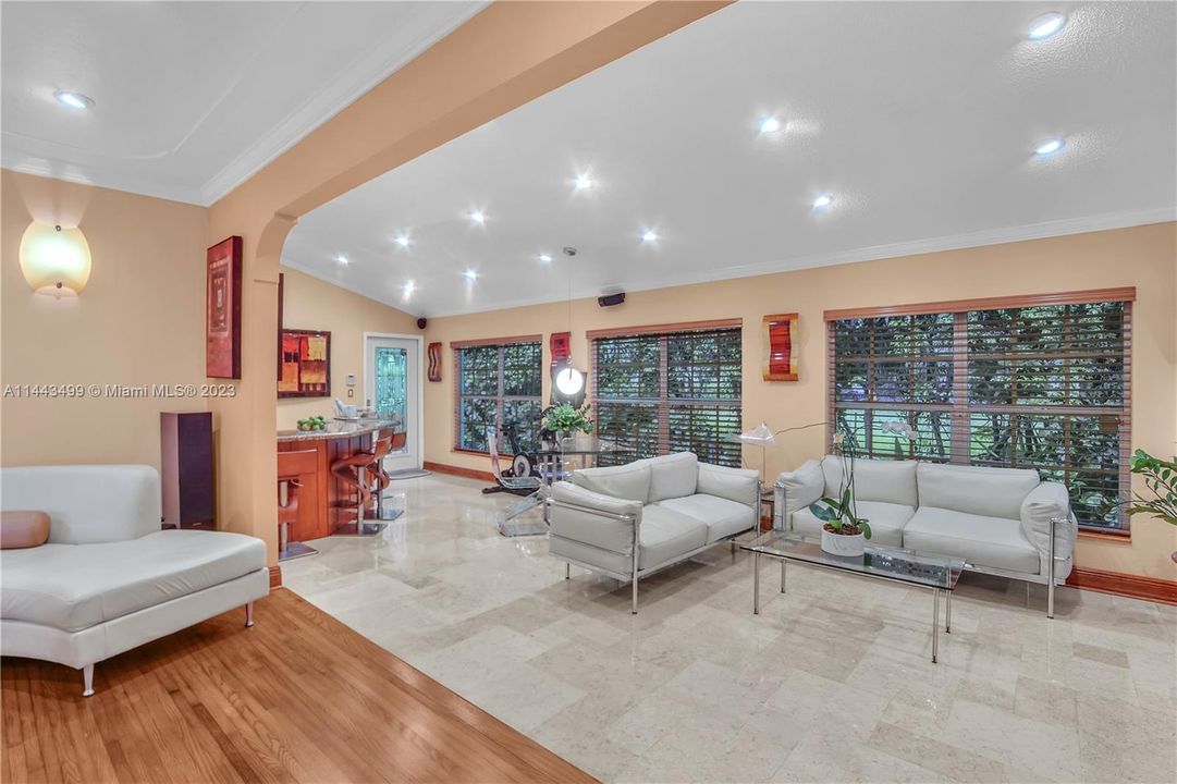 Recently Sold: $1,100,000 (3 beds, 2 baths, 1538 Square Feet)