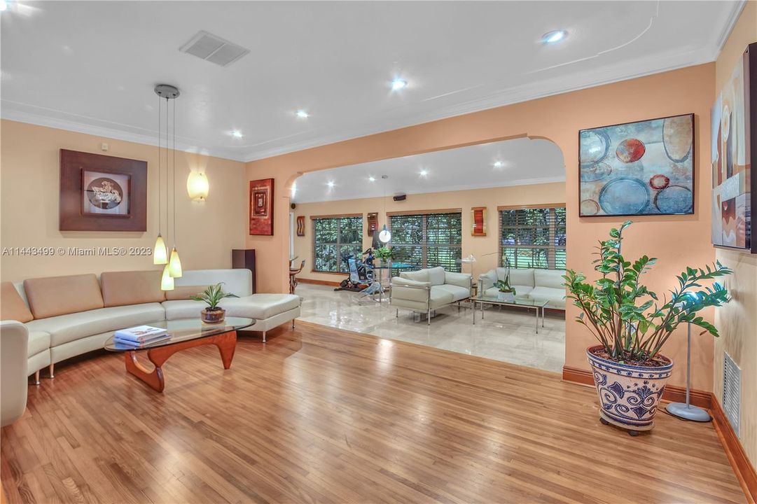 Recently Sold: $1,100,000 (3 beds, 2 baths, 1538 Square Feet)