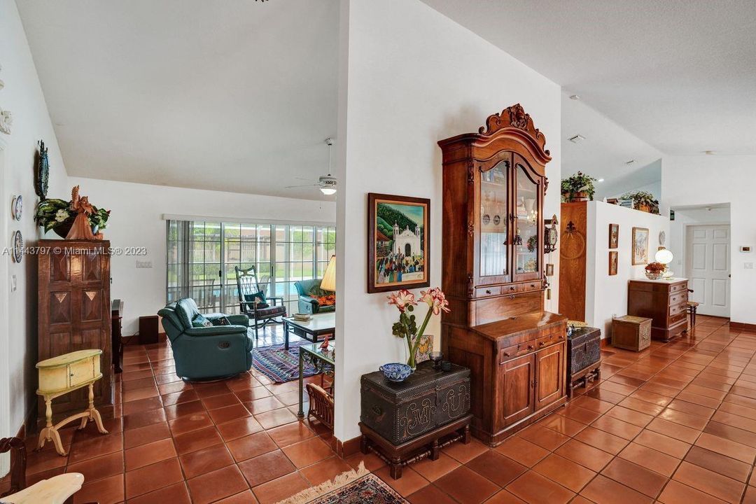 Recently Sold: $998,000 (4 beds, 2 baths, 3082 Square Feet)