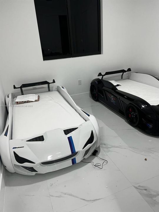 Recently Sold: $1,100,000 (5 beds, 4 baths, 2863 Square Feet)