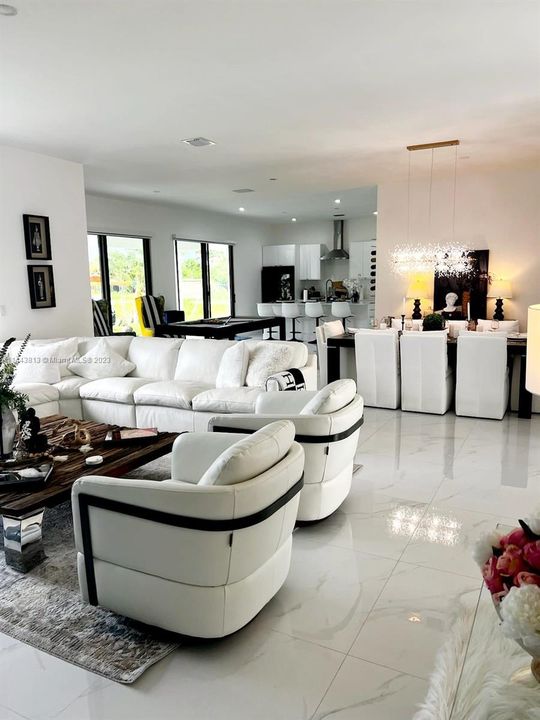 Recently Sold: $1,100,000 (5 beds, 4 baths, 2863 Square Feet)