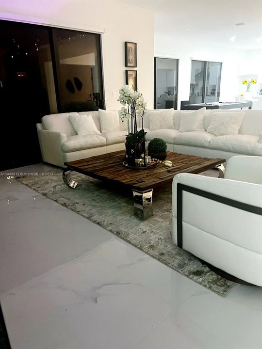 Recently Sold: $1,100,000 (5 beds, 4 baths, 2863 Square Feet)