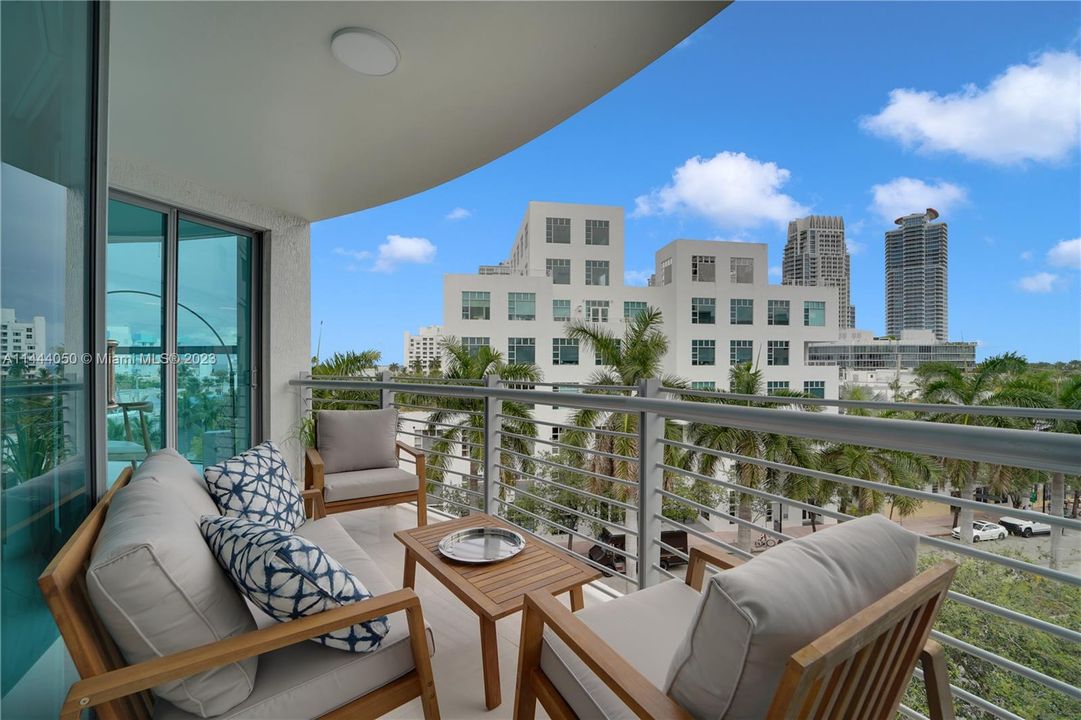 Recently Sold: $1,275,000 (2 beds, 2 baths, 1196 Square Feet)