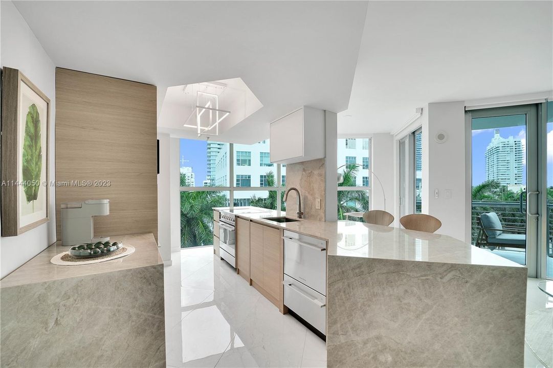 Recently Sold: $1,275,000 (2 beds, 2 baths, 1196 Square Feet)