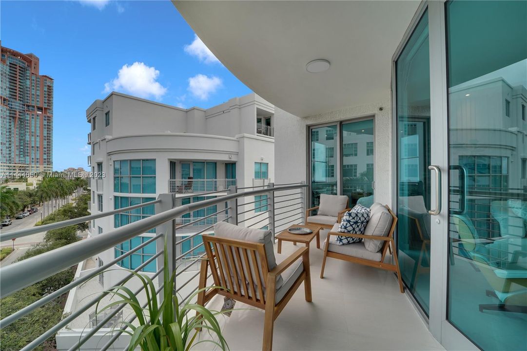 Recently Sold: $1,275,000 (2 beds, 2 baths, 1196 Square Feet)