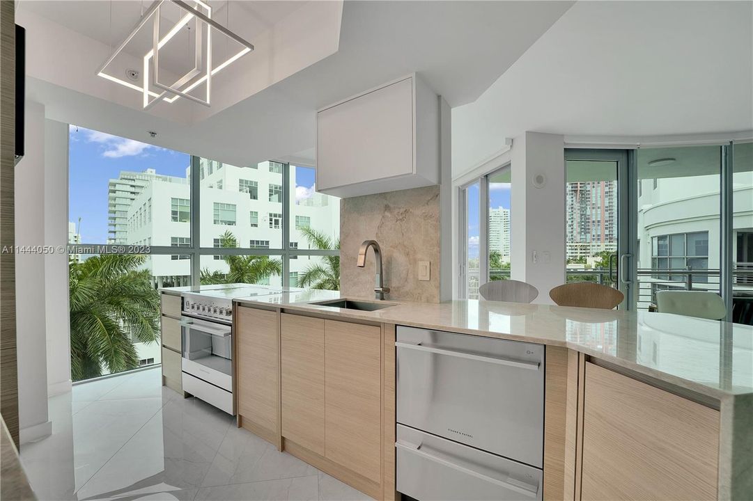 Recently Sold: $1,275,000 (2 beds, 2 baths, 1196 Square Feet)