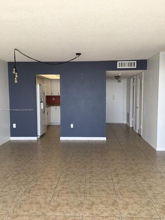 For Sale: $227,000 (1 beds, 1 baths, 1005 Square Feet)