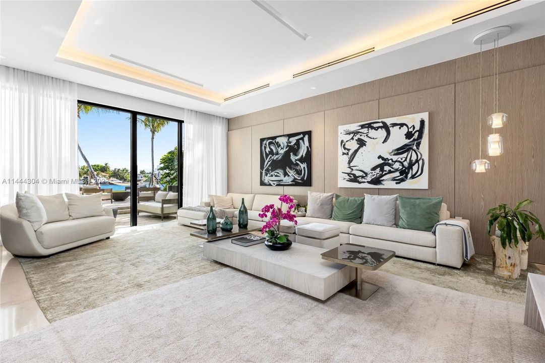 Active With Contract: $13,950,000 (4 beds, 4 baths, 3629 Square Feet)