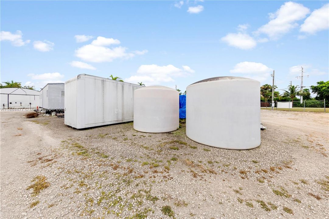 2 WATER TANKS PLUS BOX STORAGE.