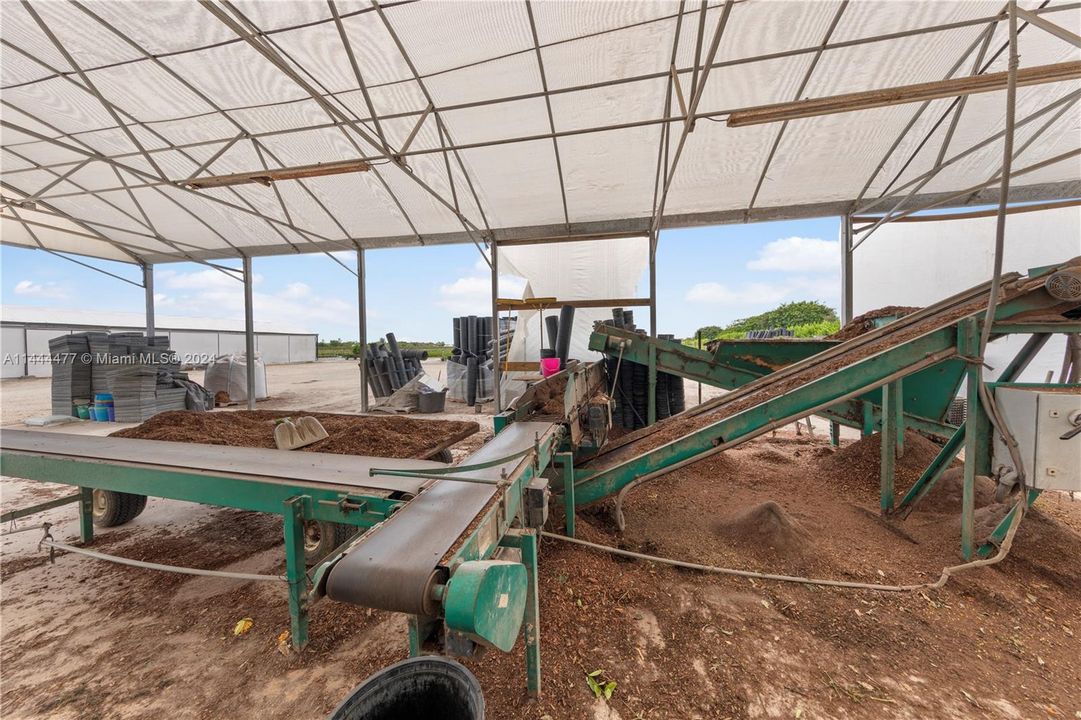 POTTING MACHINE AN OLDIE BUT A GOODY... POTTING AREA IS ADJACENT TO 2 SOIL BINS.