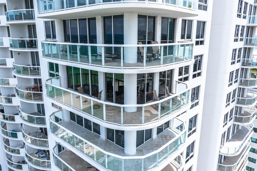 Recently Sold: $1,595,000 (2 beds, 2 baths, 1322 Square Feet)