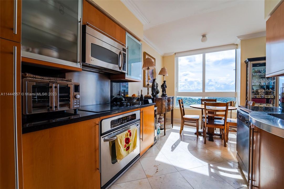 Recently Sold: $1,595,000 (2 beds, 2 baths, 1322 Square Feet)