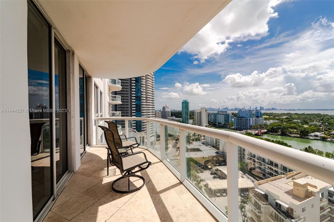 Recently Sold: $1,595,000 (2 beds, 2 baths, 1322 Square Feet)