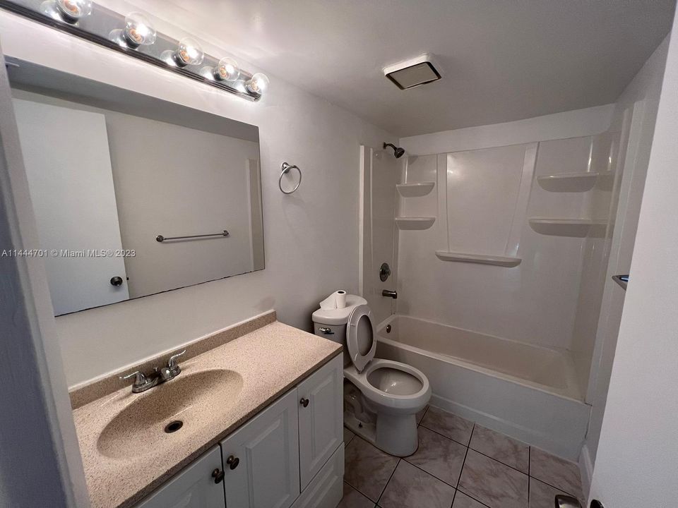 Vendido Recientemente: $215,000 (2 camas, 2 baños, 900 Pies cuadrados)