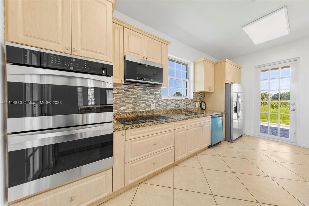 Recently Sold: $2,900,000 (3 beds, 3 baths, 2518 Square Feet)