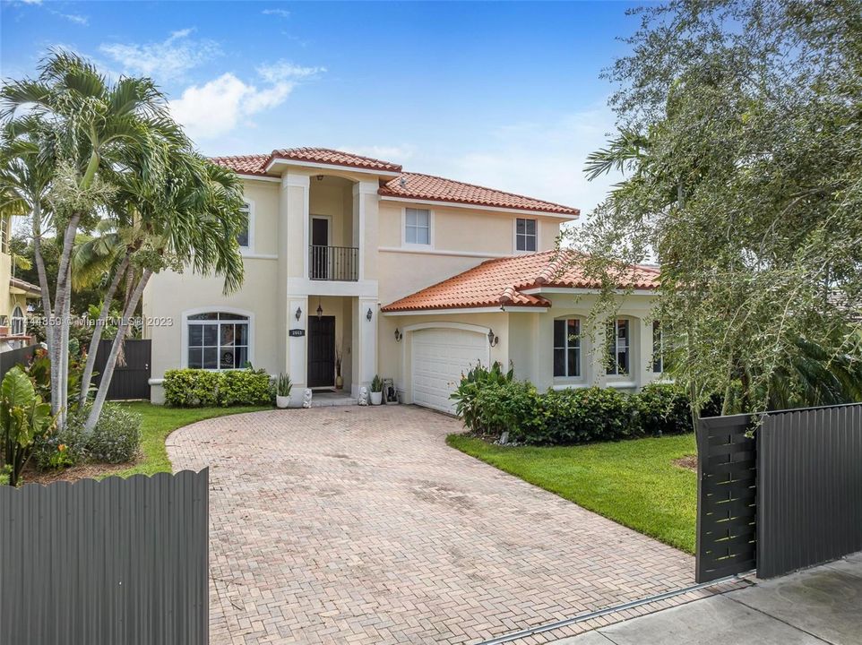 Recently Sold: $1,300,000 (6 beds, 5 baths, 3234 Square Feet)