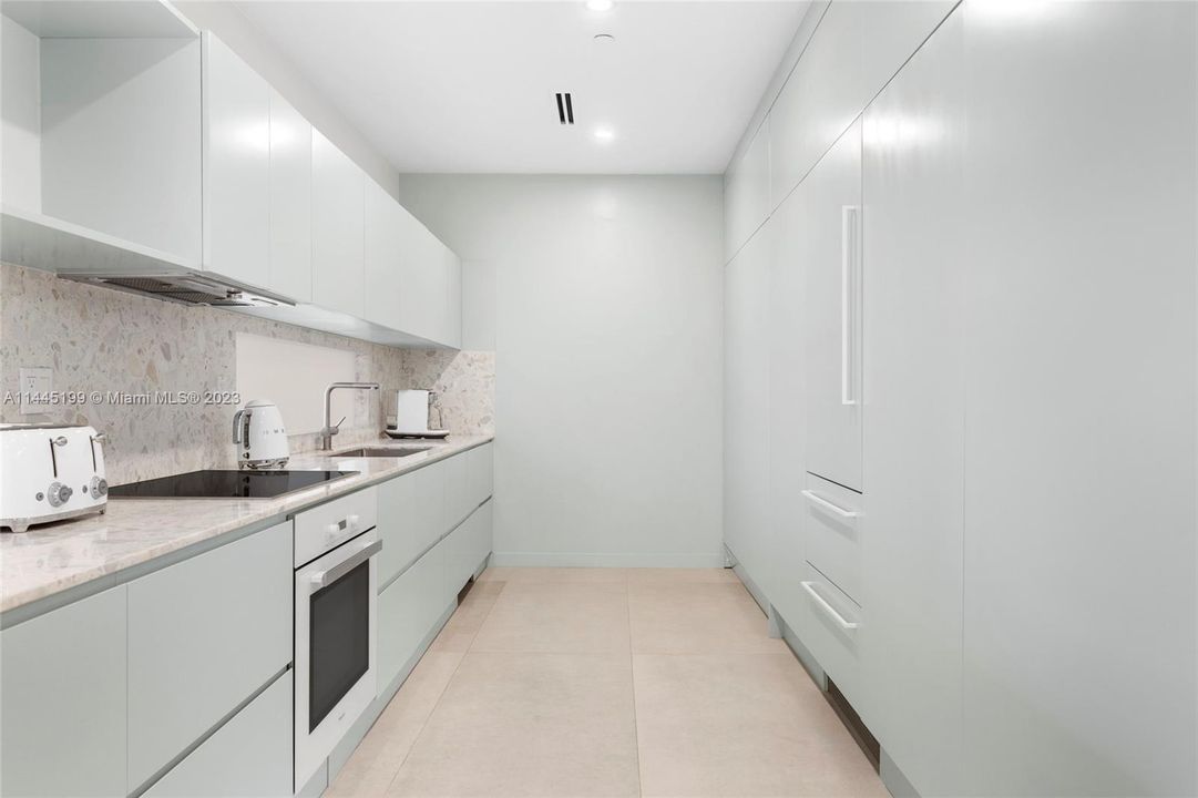 Recently Sold: $1,800,000 (3 beds, 3 baths, 2018 Square Feet)