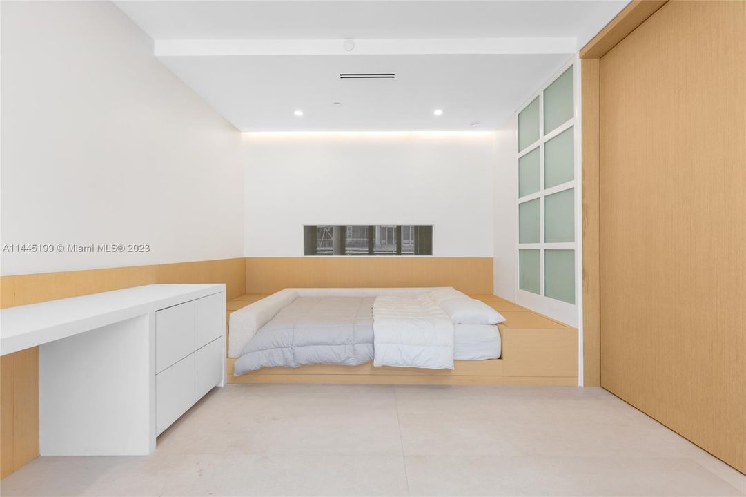 Recently Sold: $1,800,000 (3 beds, 3 baths, 2018 Square Feet)