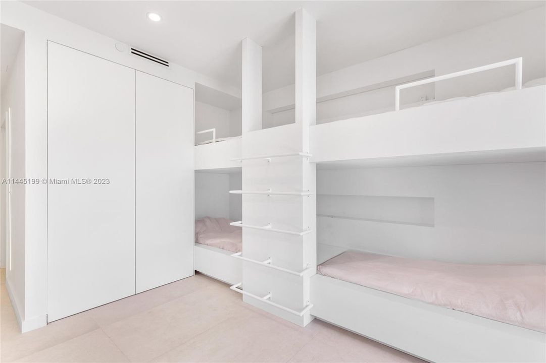 Recently Sold: $1,800,000 (3 beds, 3 baths, 2018 Square Feet)