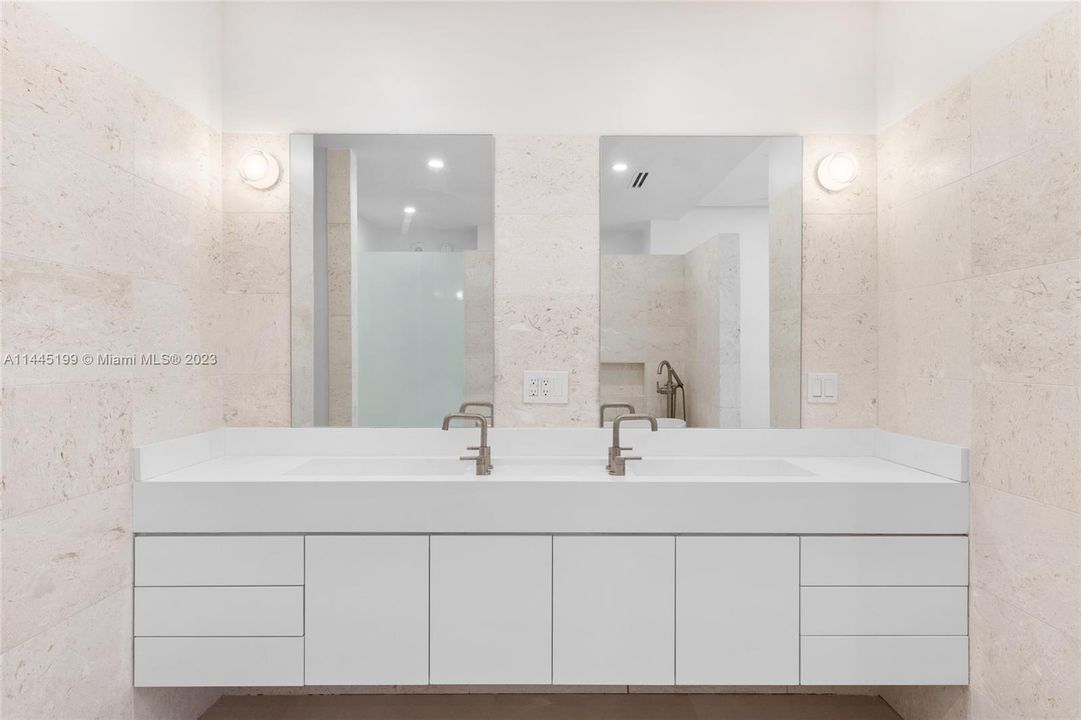 Recently Sold: $1,800,000 (3 beds, 3 baths, 2018 Square Feet)