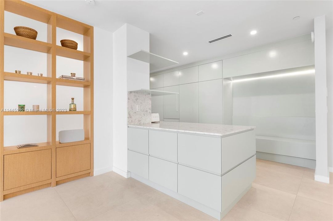 Recently Sold: $1,800,000 (3 beds, 3 baths, 2018 Square Feet)