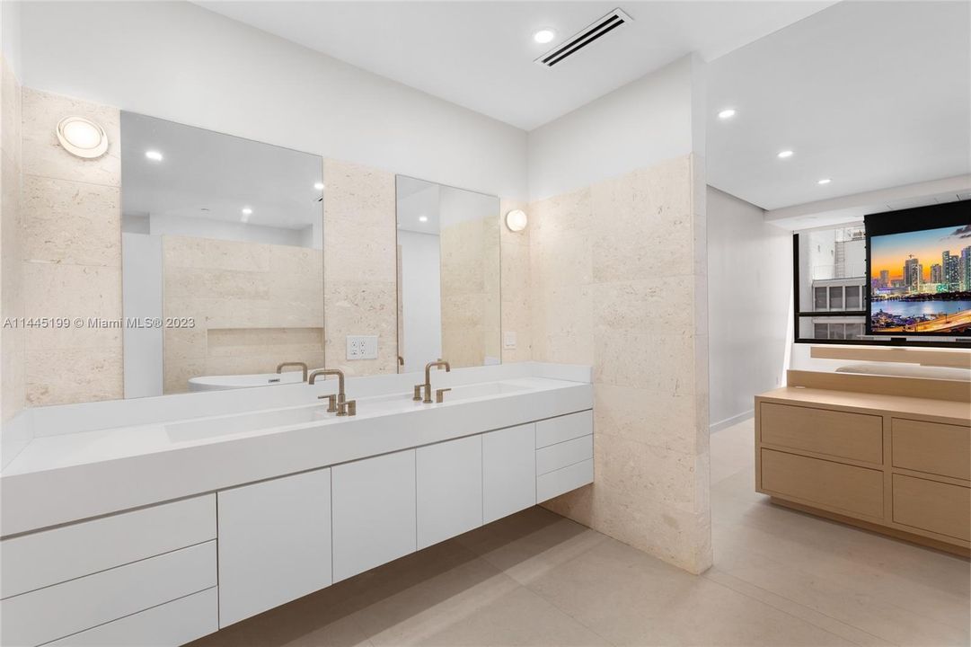 Recently Sold: $1,800,000 (3 beds, 3 baths, 2018 Square Feet)