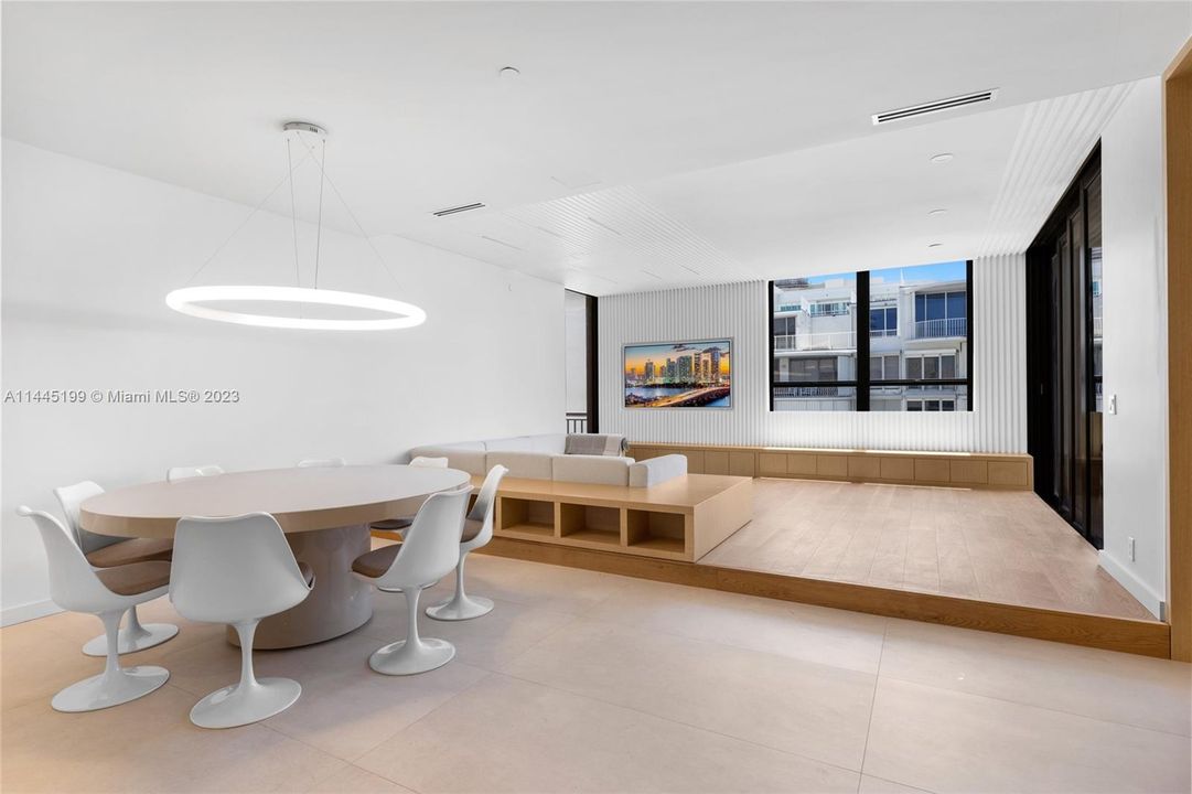 Recently Sold: $1,800,000 (3 beds, 3 baths, 2018 Square Feet)