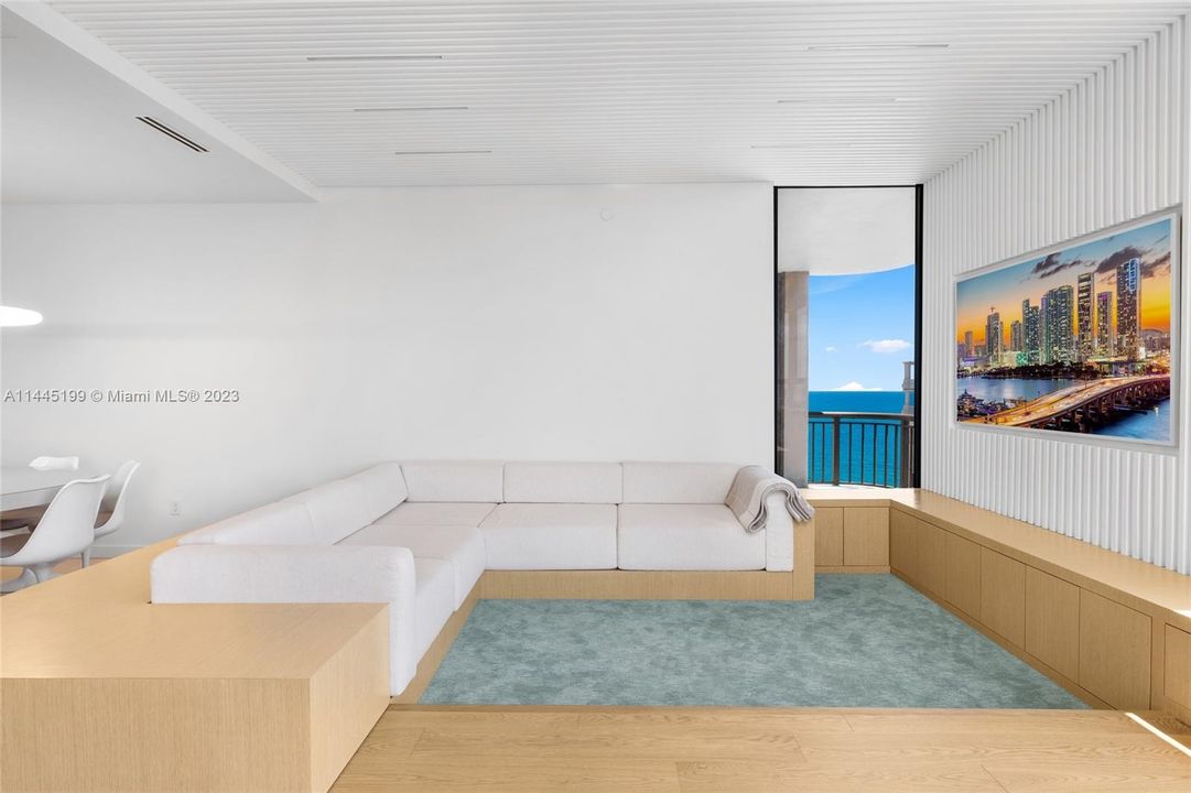 Recently Sold: $1,800,000 (3 beds, 3 baths, 2018 Square Feet)