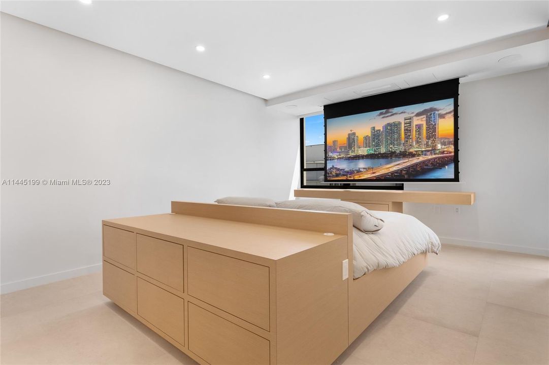 Recently Sold: $1,800,000 (3 beds, 3 baths, 2018 Square Feet)