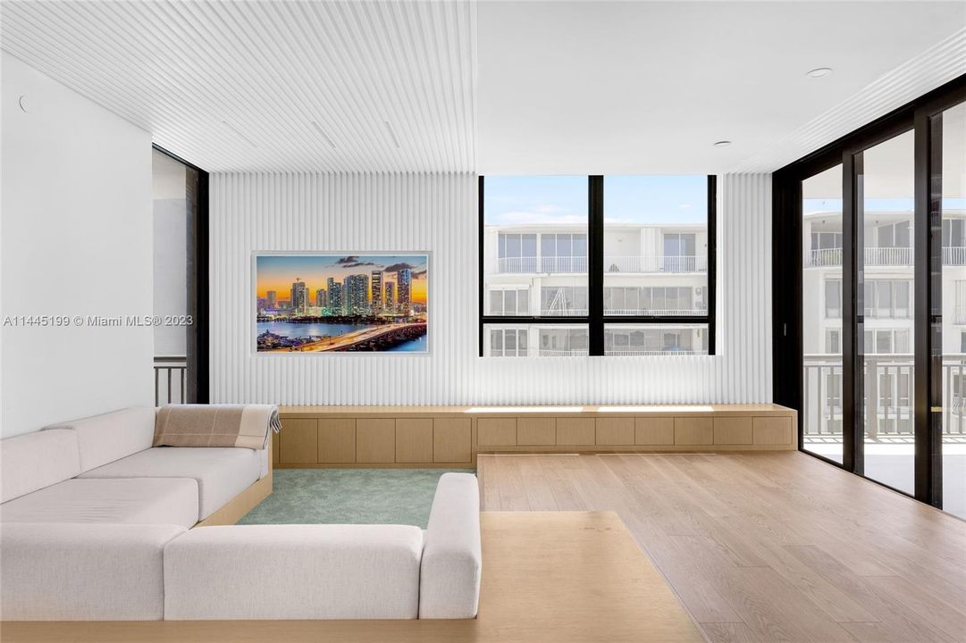 Recently Sold: $1,800,000 (3 beds, 3 baths, 2018 Square Feet)