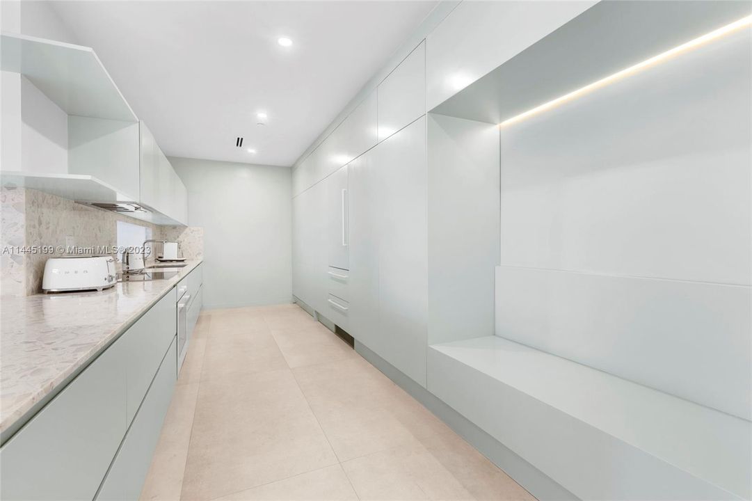 Recently Sold: $1,800,000 (3 beds, 3 baths, 2018 Square Feet)