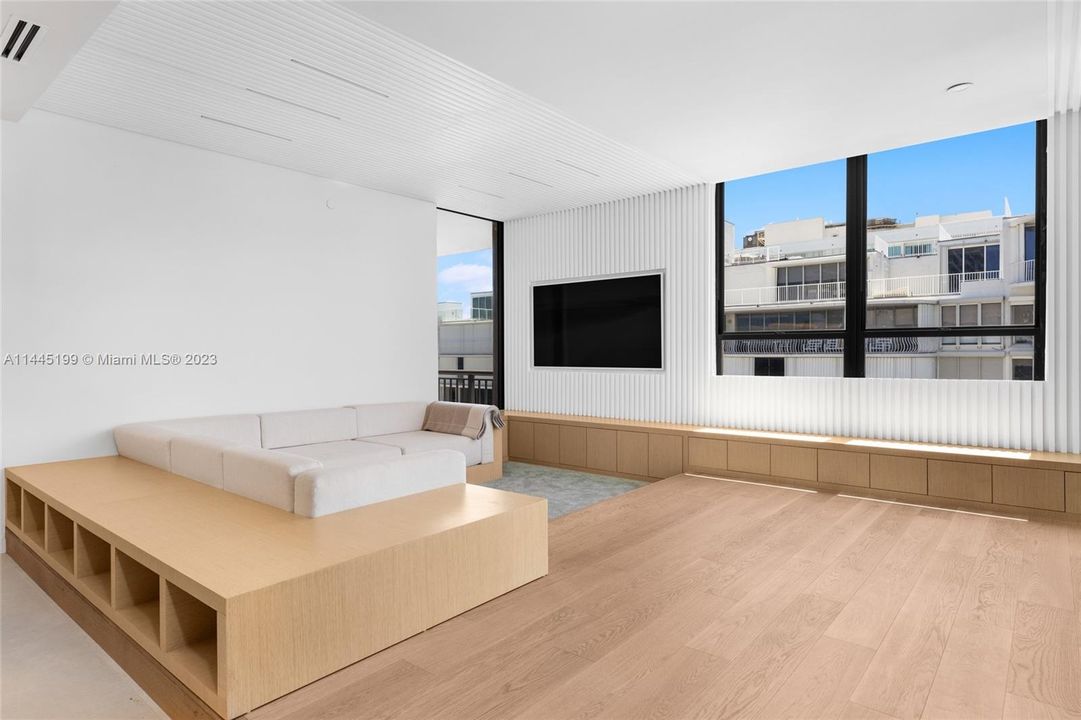 Recently Sold: $1,800,000 (3 beds, 3 baths, 2018 Square Feet)