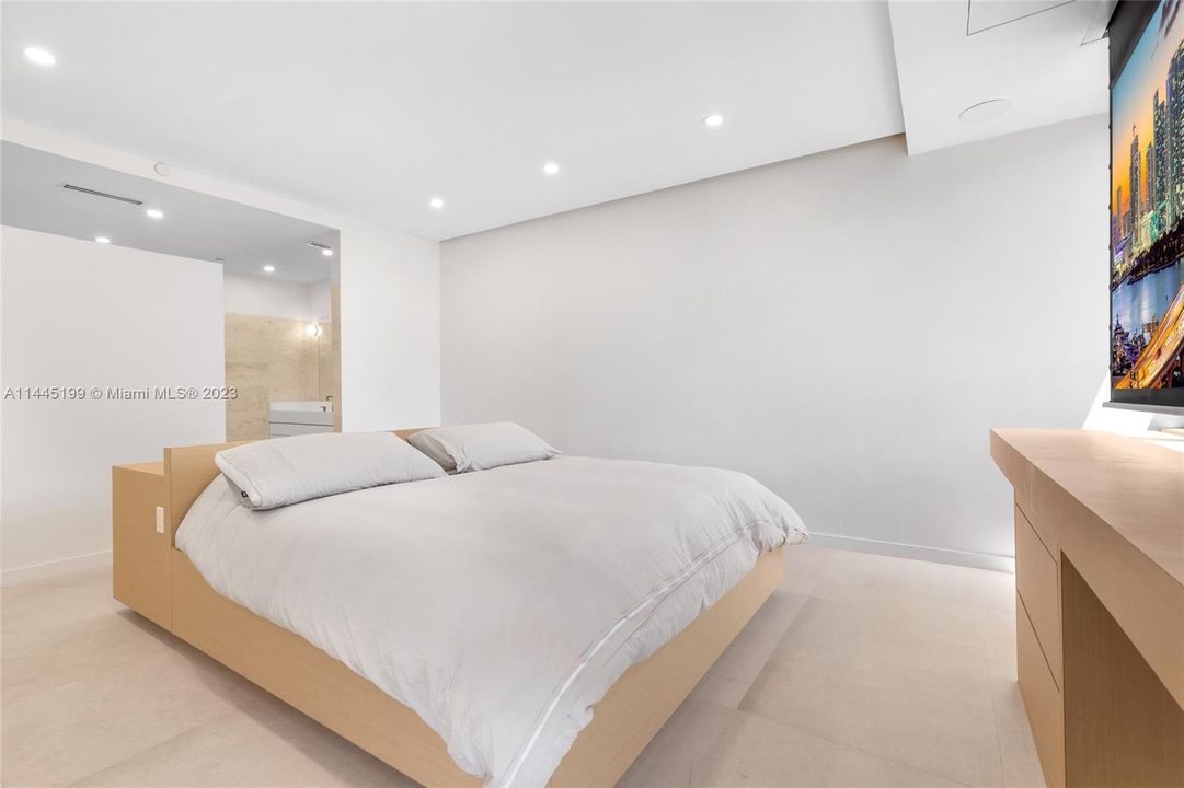 Recently Sold: $1,800,000 (3 beds, 3 baths, 2018 Square Feet)