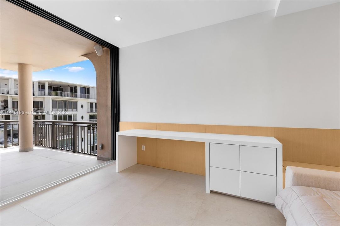 Recently Sold: $1,800,000 (3 beds, 3 baths, 2018 Square Feet)