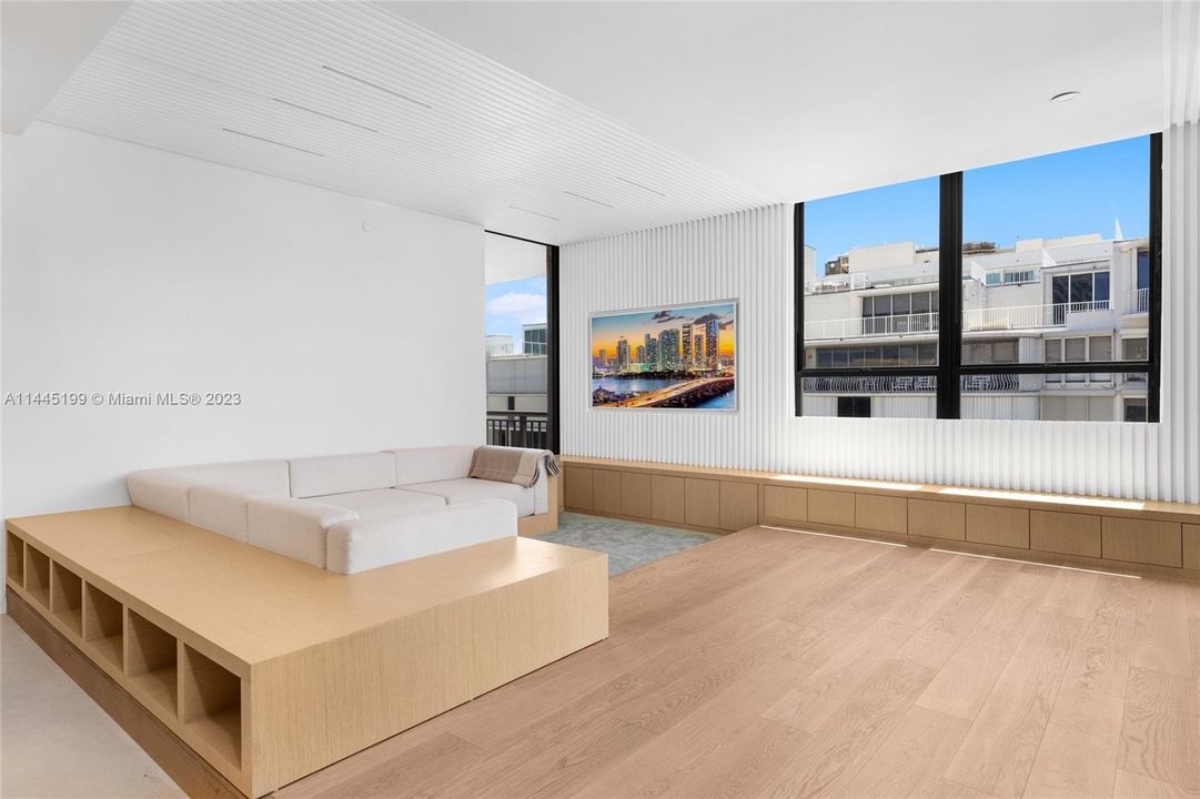 Recently Sold: $1,800,000 (3 beds, 3 baths, 2018 Square Feet)