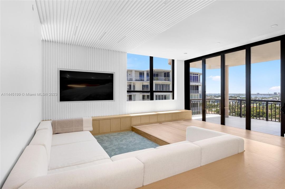 Recently Sold: $1,800,000 (3 beds, 3 baths, 2018 Square Feet)