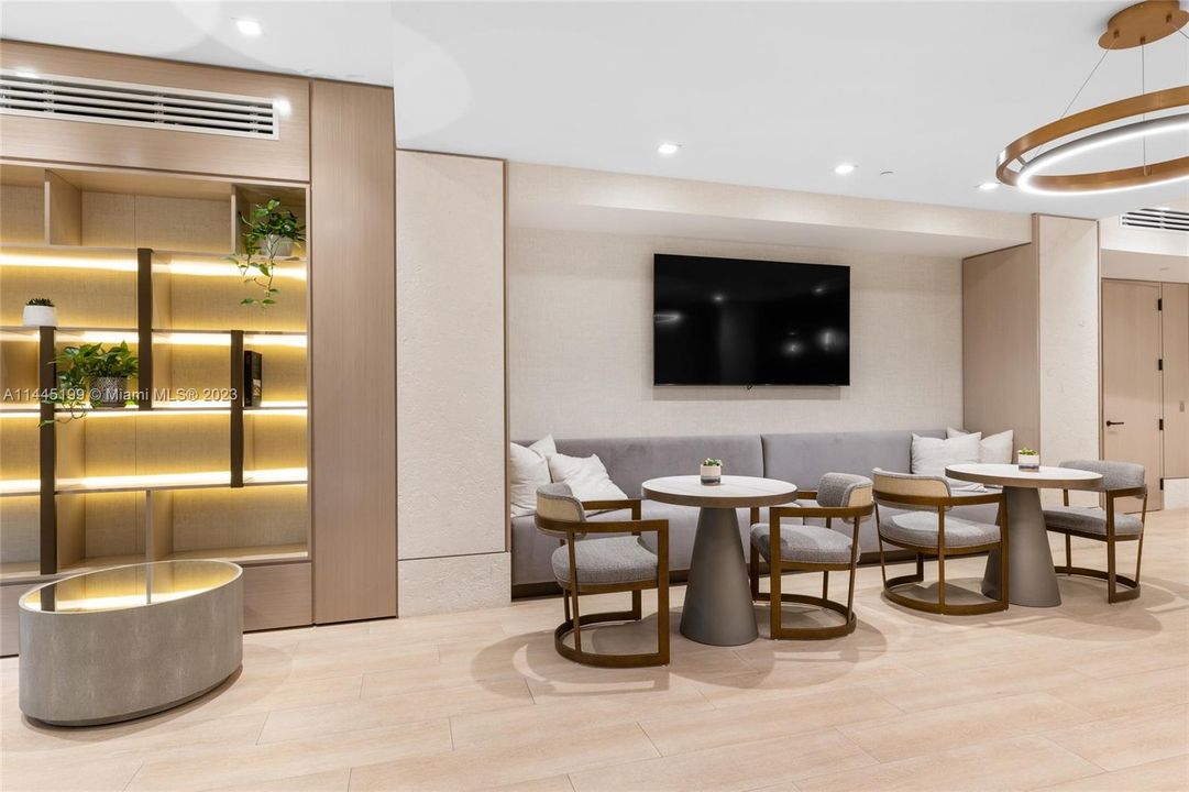 Recently Sold: $1,800,000 (3 beds, 3 baths, 2018 Square Feet)