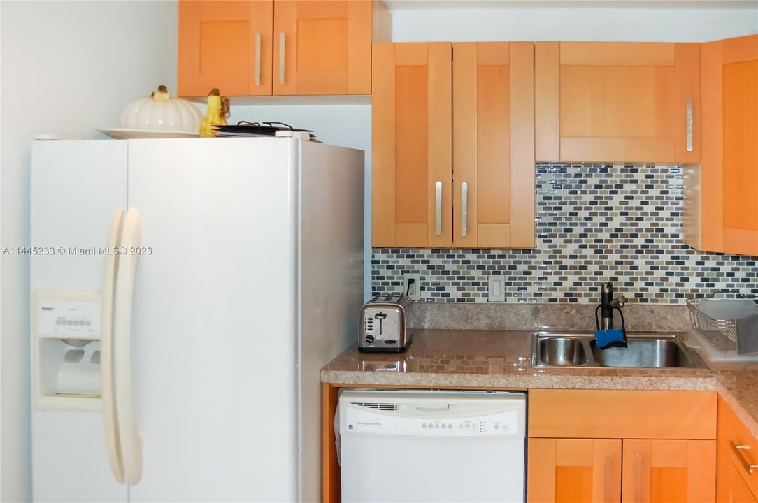 Recently Sold: $235,000 (1 beds, 1 baths, 741 Square Feet)