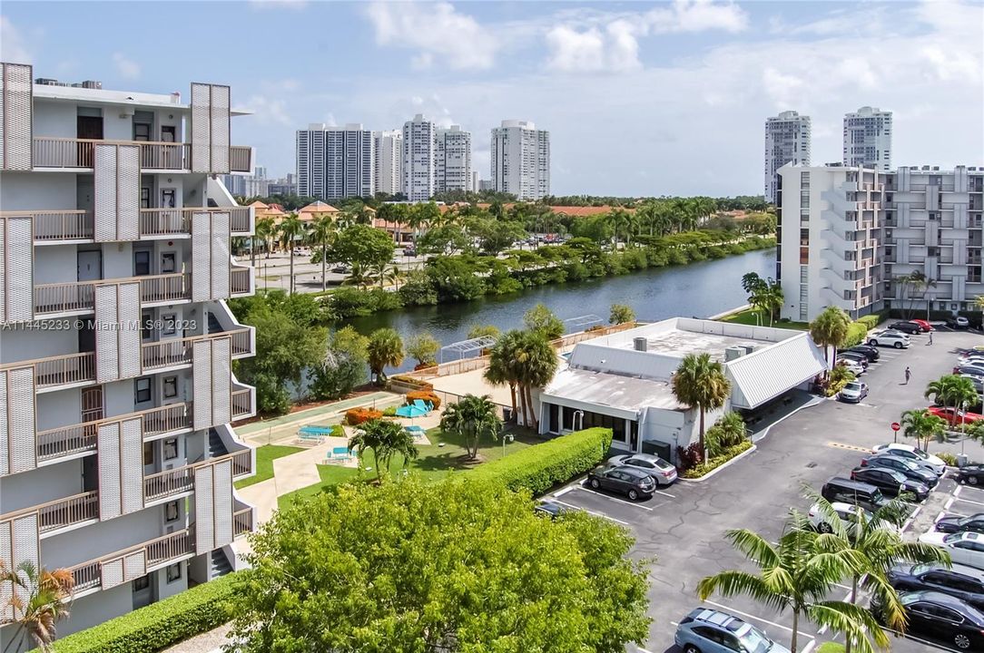 Recently Sold: $235,000 (1 beds, 1 baths, 741 Square Feet)