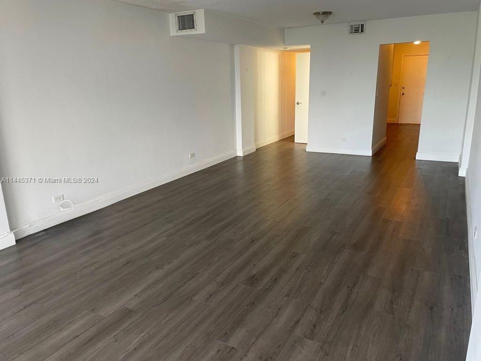 For Sale: $239,000 (1 beds, 1 baths, 865 Square Feet)