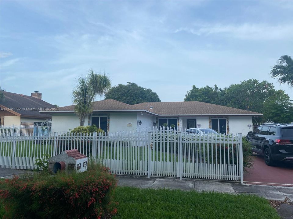 Recently Sold: $650,000 (4 beds, 3 baths, 1316 Square Feet)