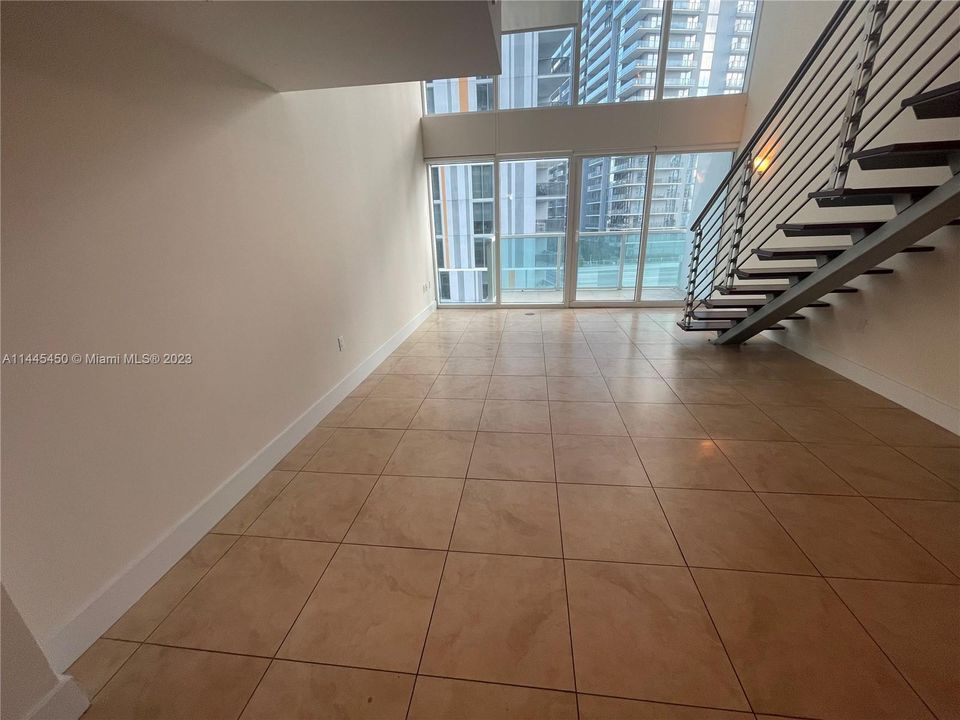 Recently Rented: $3,000 (1 beds, 1 baths, 987 Square Feet)