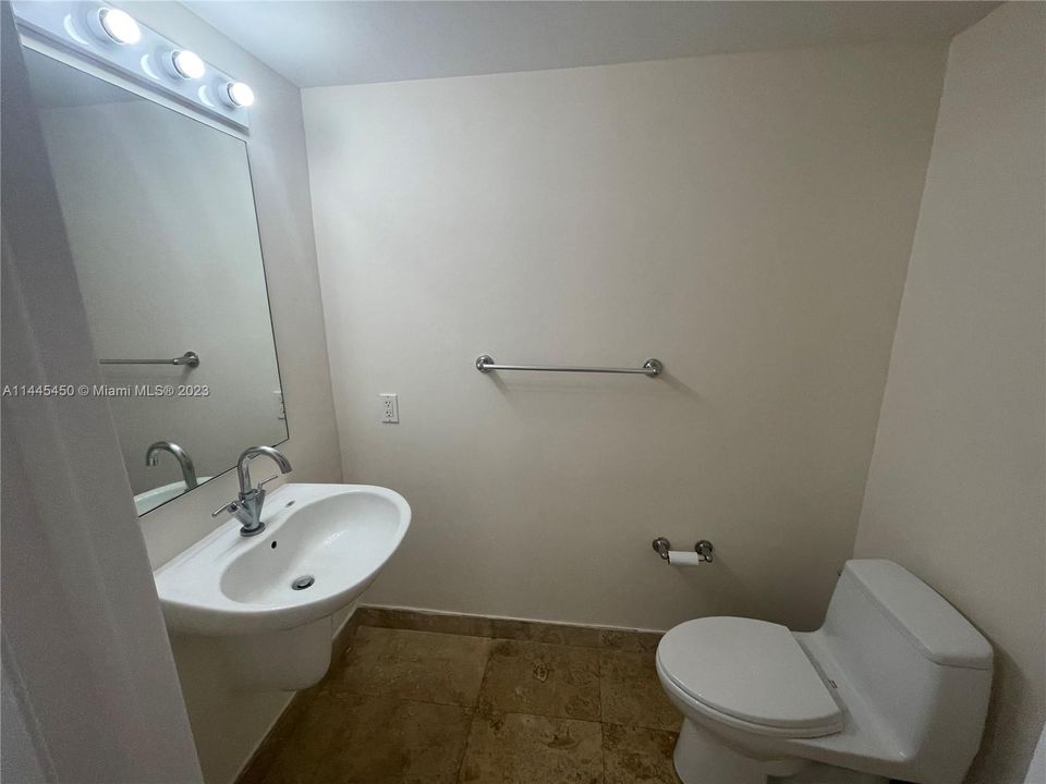 最近租的: $3,000 (1 贝兹, 1 浴室, 987 平方英尺)