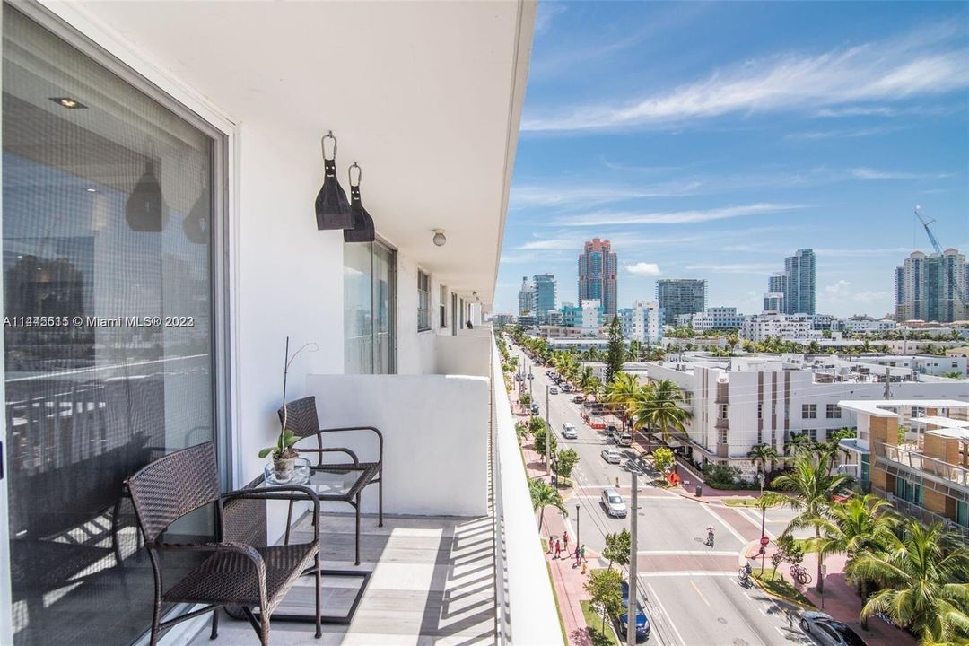 Active With Contract: $498,000 (1 beds, 1 baths, 667 Square Feet)