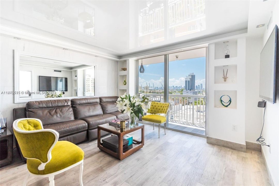Active With Contract: $498,000 (1 beds, 1 baths, 667 Square Feet)